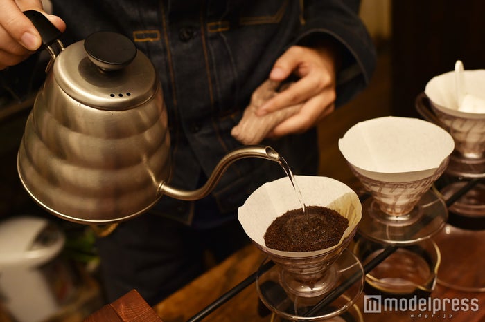 AGFの市販用コーヒー豆「煎」を使用。ドリップすると繊細な香りが広がる(C)モデルプレス