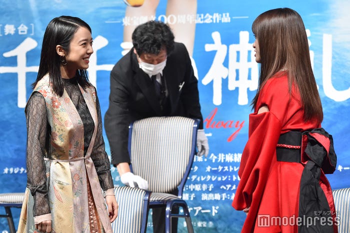 談笑する上白石萌音、橋本環奈 (C)モデルプレス