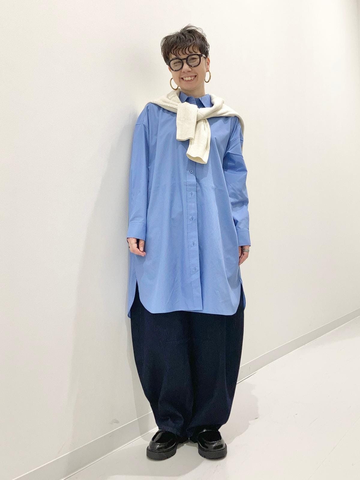 パンツを合わせたチュニック風の着こなし 出典:StyleHint