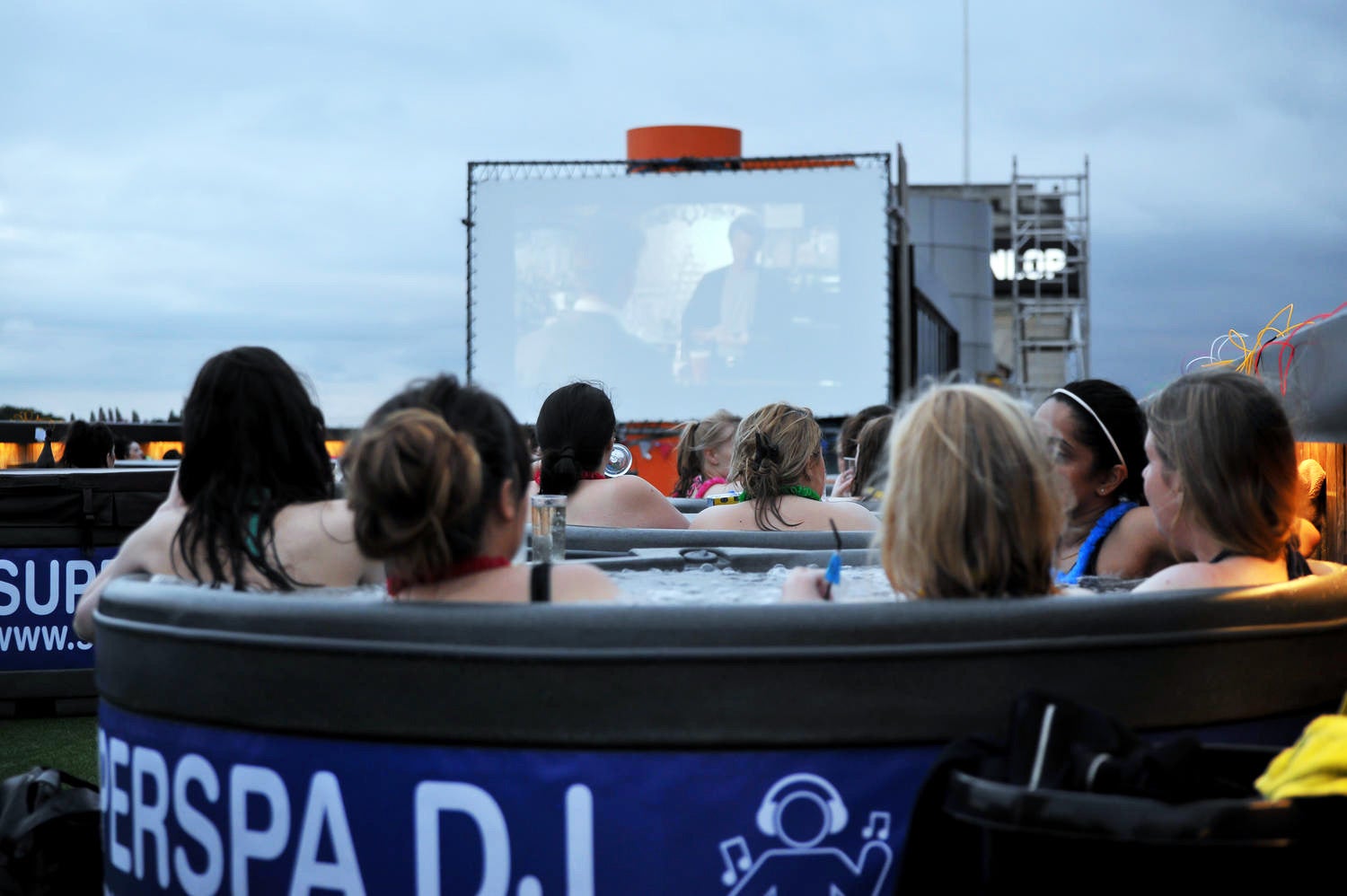 バスタブに浸かって映画を楽しむチルな時間／画像提供：アフロ＆コー