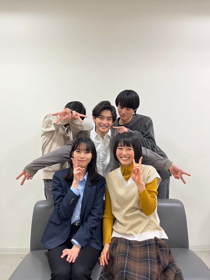 (上段左から)前田旺志郎、高橋文哉、前田拳太郎(下段左から)南沙良、河村花 (C)フジテレビ