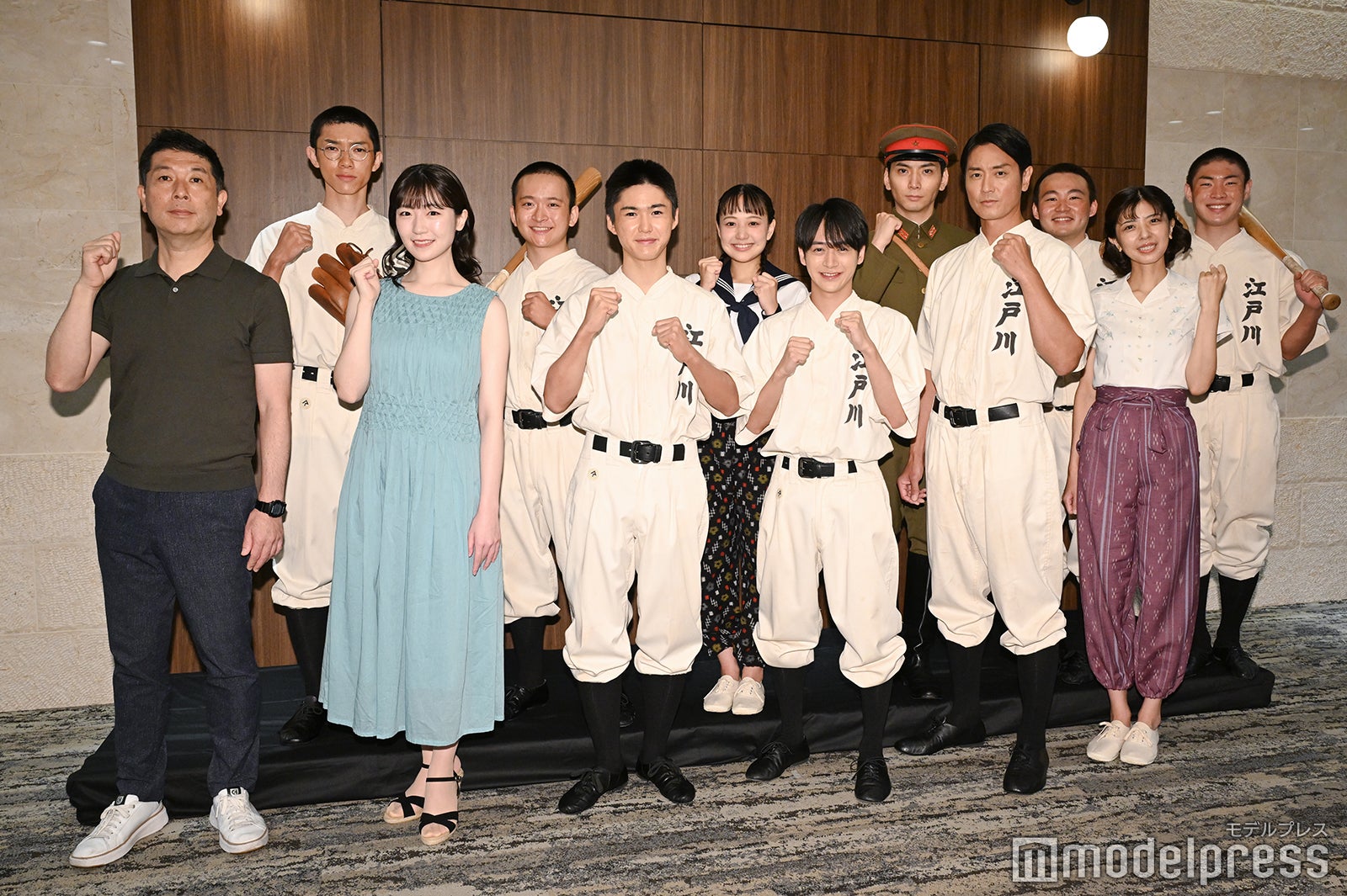 （後列左から）琥城雄太、佐野遥喜、福室莉音、校條拳太朗、生田俊平、小川丈瑠（前列左から）木村弥寿彦氏、前島亜美、岡崎彪太郎、藤井直樹、永井大、宮地真緒（C）モデルプレス