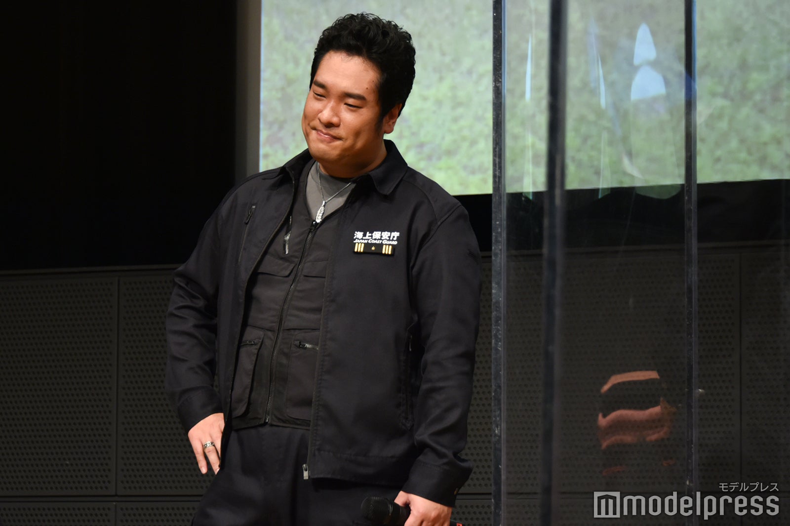 ロサンゼルスの中継先の英語を理解した風に頷く岡崎体育 （C）モデルプレス