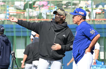 中日 ミゲル・サノーが鮮やかなミットさばき！実戦初出場でいきなり難しいハーフバウンドを処理 解説も評価「ストレッチとグラブさばきもよかった」