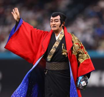 試合前に異例の歌舞伎パフォーマンス 片岡愛之助が圧巻連獅子＆早替わり披露 初ファーストピッチでは見事ノーバン「めちゃくちゃ緊張しました」新庄監督も笑顔で拍手