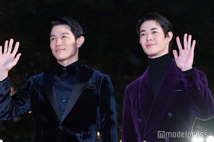 鈴木亮平、宮沢氷魚(C)モデルプレス