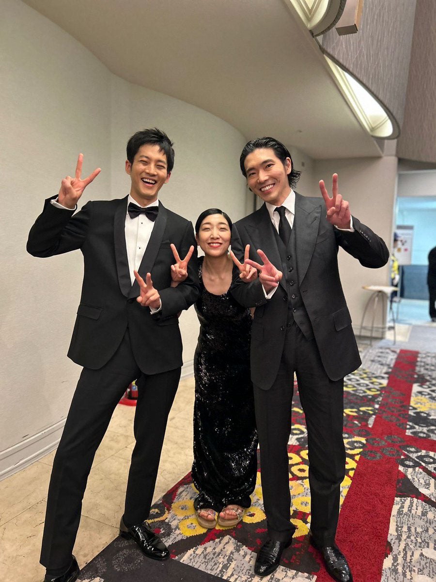 安藤サクラ、夫・柄本佑＆元カレ役・松坂桃李と“W腕組み”で記念撮影「情報量すごい」「奇跡の3ショット」の声