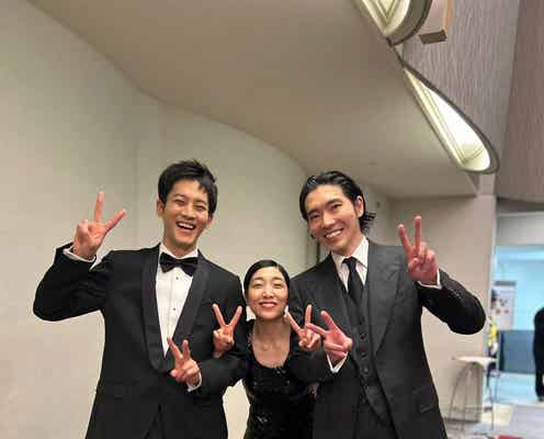 安藤サクラ、夫・柄本佑&元カレ役・松坂桃李と“W腕組み”で記念撮影「情報量すごい」「奇跡の3ショット」の声