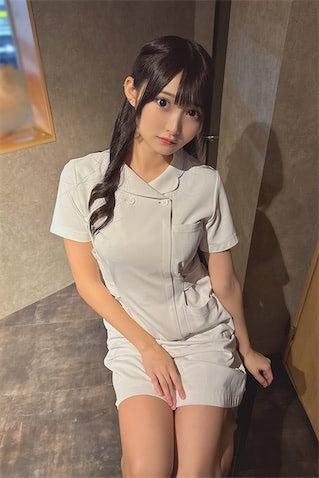 ミニ丈ナース服の下から…片岡未優、ランジェリーちら見せのフェチショットでファン魅了 - モデルプレス