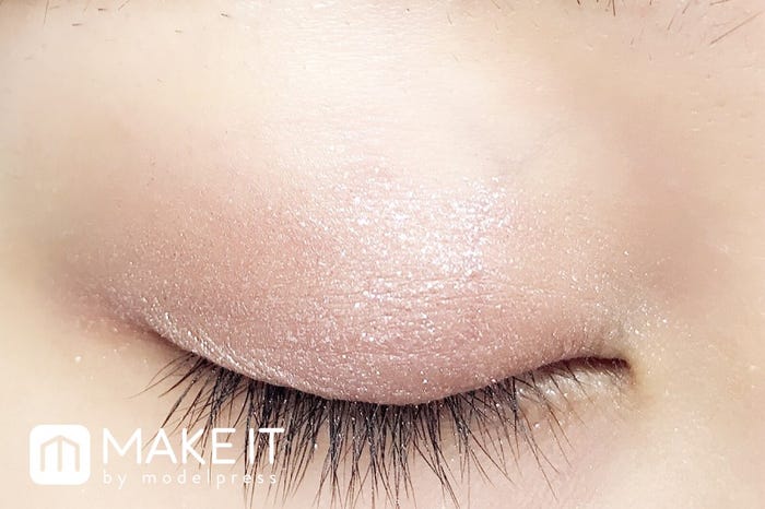 マジョリカマジョルカ/シャドーカスタマイズ/BE384コルクの上に、アディクション/ザ アイシャドウ/92 Mariage 使用 (C)メイクイット