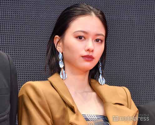 山本舞香、大胆スリットドレスで美脚魅せ“エスコート連続”に照れ <第31回東京国際映画祭>