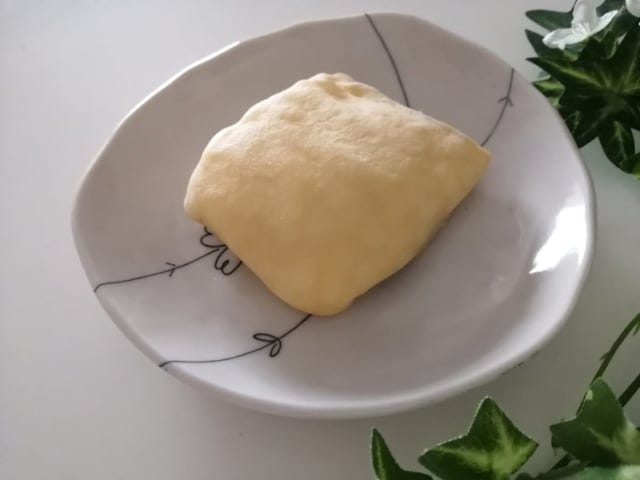 《セブンイレブン》生スイートポテト＆ホイップ袋から出したところ