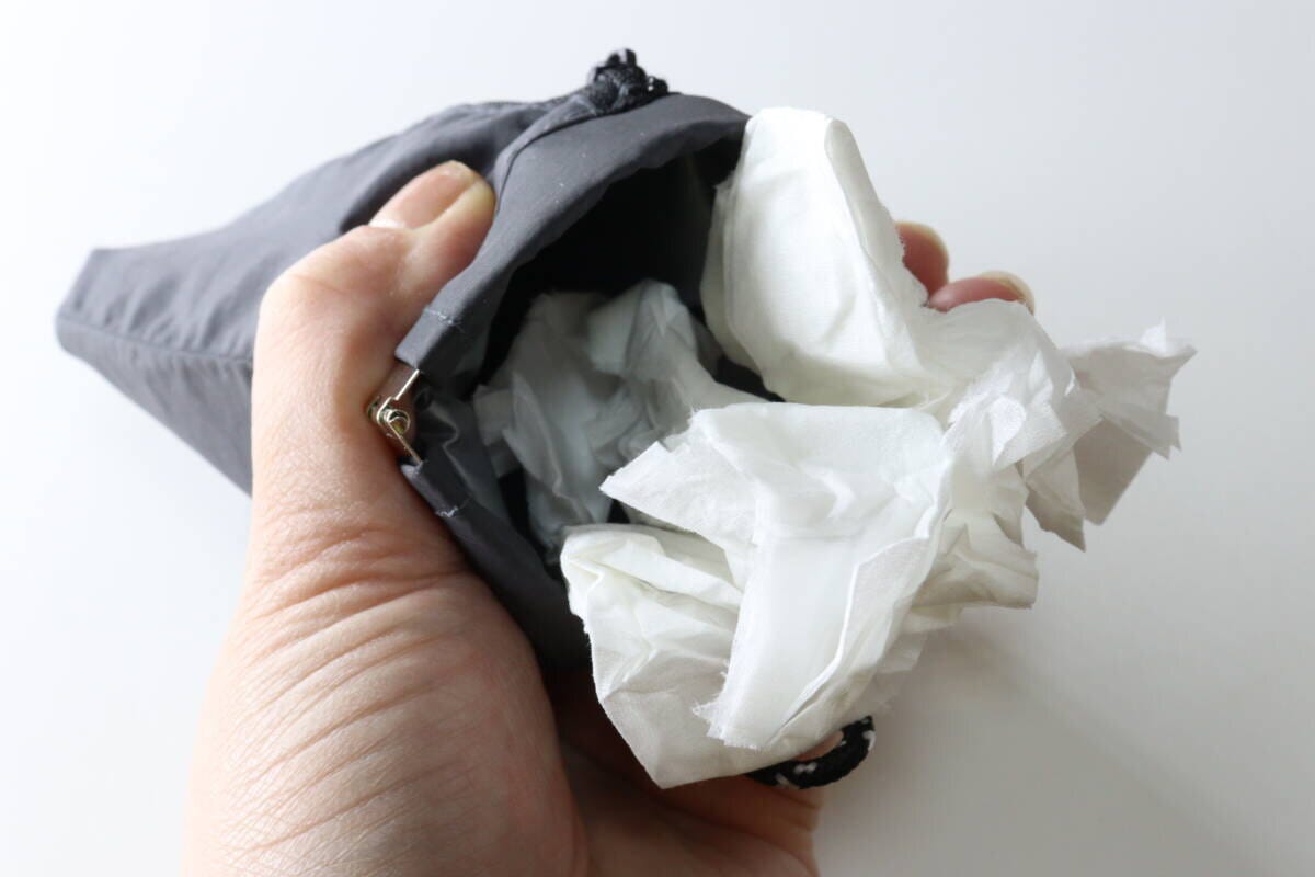 ダイソー ポケットティッシュも入るユーティリティバネ口ポーチ ダイソーのポケットティッシュも入るユーティリティバネ口ポーチをゴミ箱代わりにする