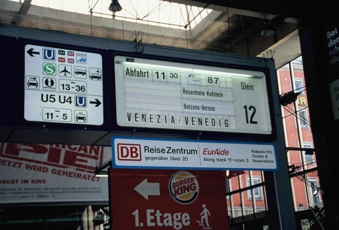 国際列車の発車案内板もパタパタ（ドイツのミュンヘン中央駅にて）