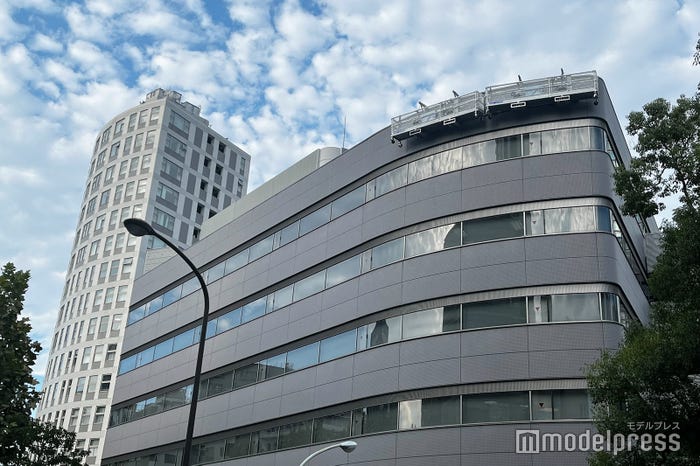 看板撤去作業を開始したジャニーズ事務所/2023年10月5日撮影(C)モデルプレス