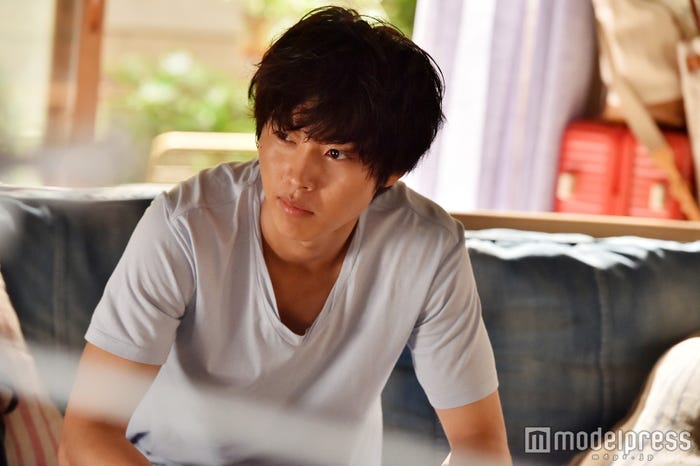 天才シェフ、次男の夏向を演じる山崎さん。ドライカレーを食べる姿や少しの表情の違いも入念にチェック!(C)モデルプレス