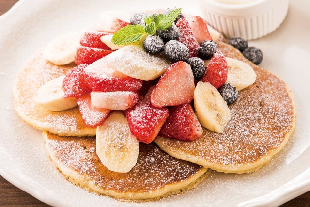 ミックスフルーツパンケーキ1,660円（税別）／画像提供：KURA co.,ltd.、フークル株式会社