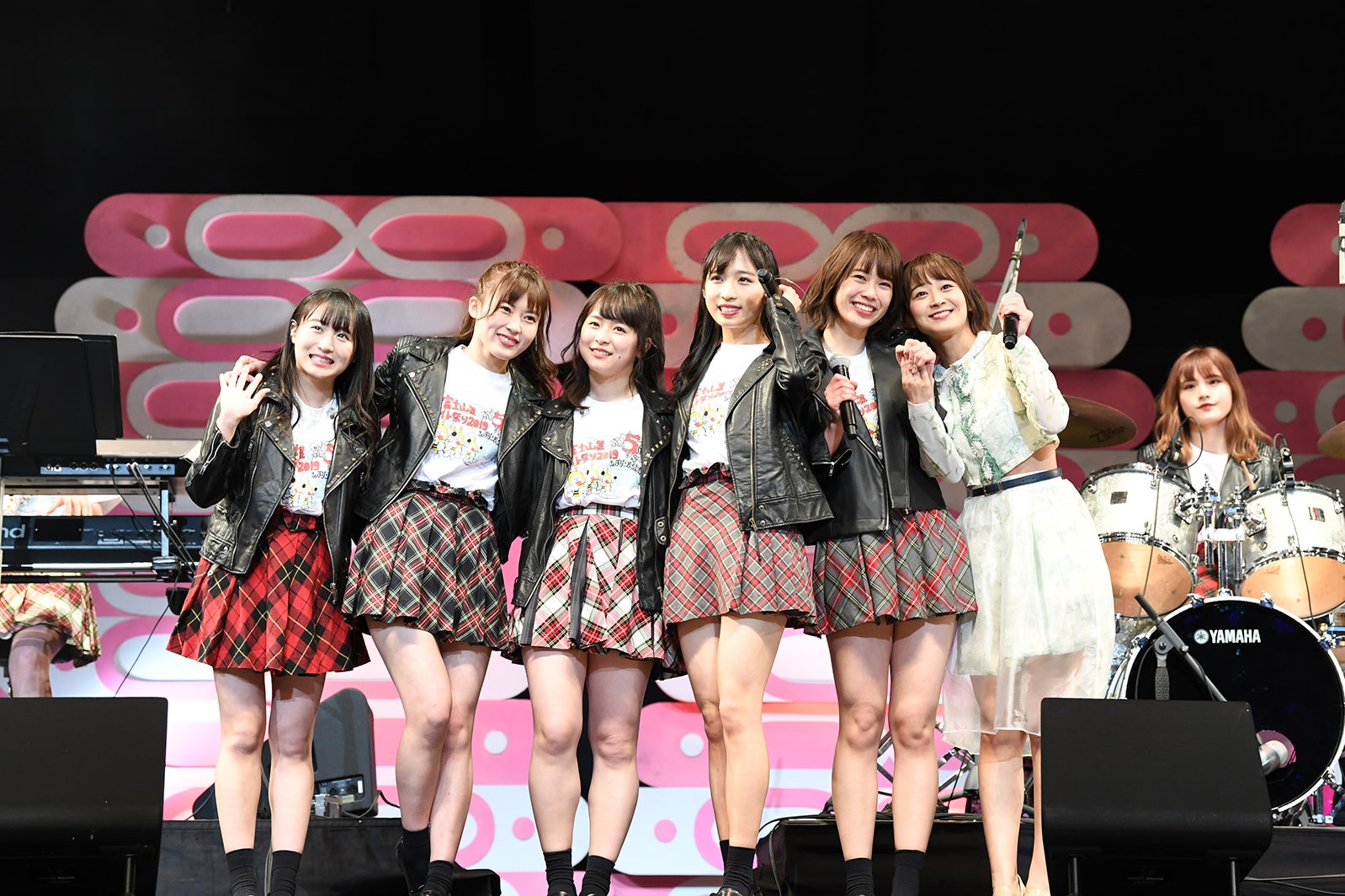 AKB48チーム8、サプライズ発表に歓喜 5周年ライブで涙のメンバー