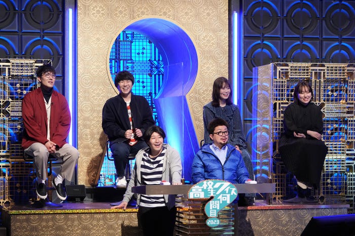 「高校生クイズ何問目?」(左から時計回りに)菊田竜大、秋山寛貴、山崎怜奈、丸山礼、松尾駿、長田庄平(C)フジテレビ