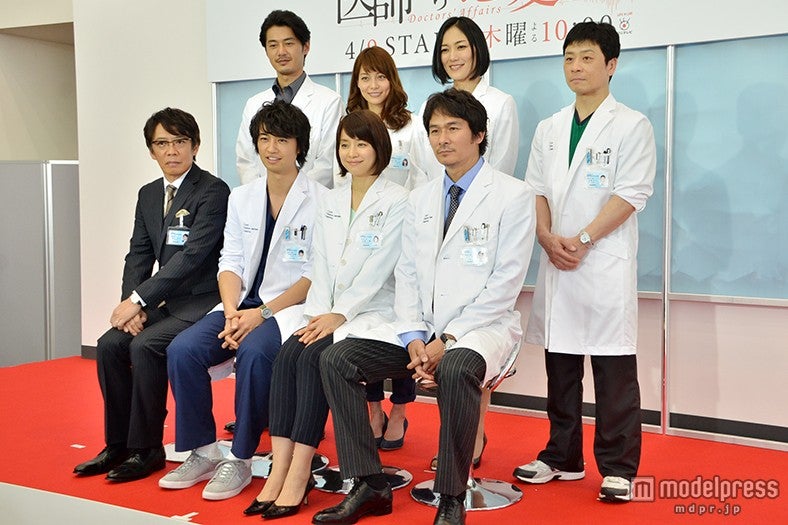 ドラマ「医師たちの恋愛事情」記者会見（下段左から）生瀬勝久、斎藤工、石田ゆり子、伊原剛志（上段左から）平山浩行、相武紗季、板谷由夏、三宅弘城