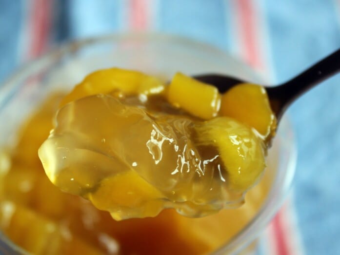 つるんとしたゼリーと、とろり濃厚なマンゴーの組み合わせが絶妙！