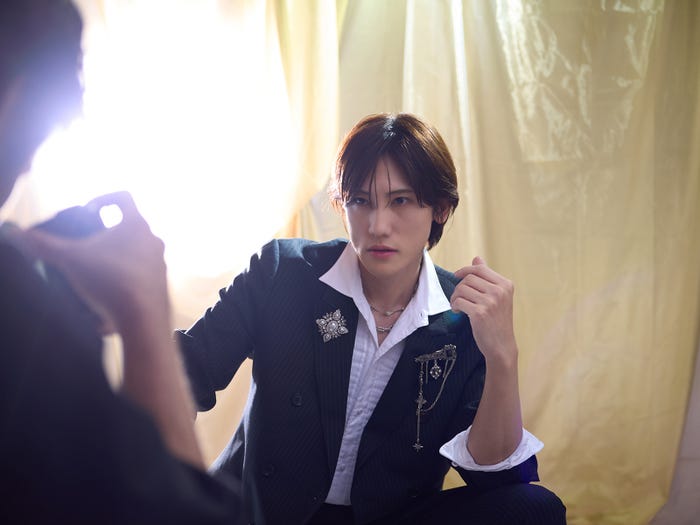 グッズ撮影では色気のある表情を見せる植原卓也/モデルプレス独占カット(提供写真)