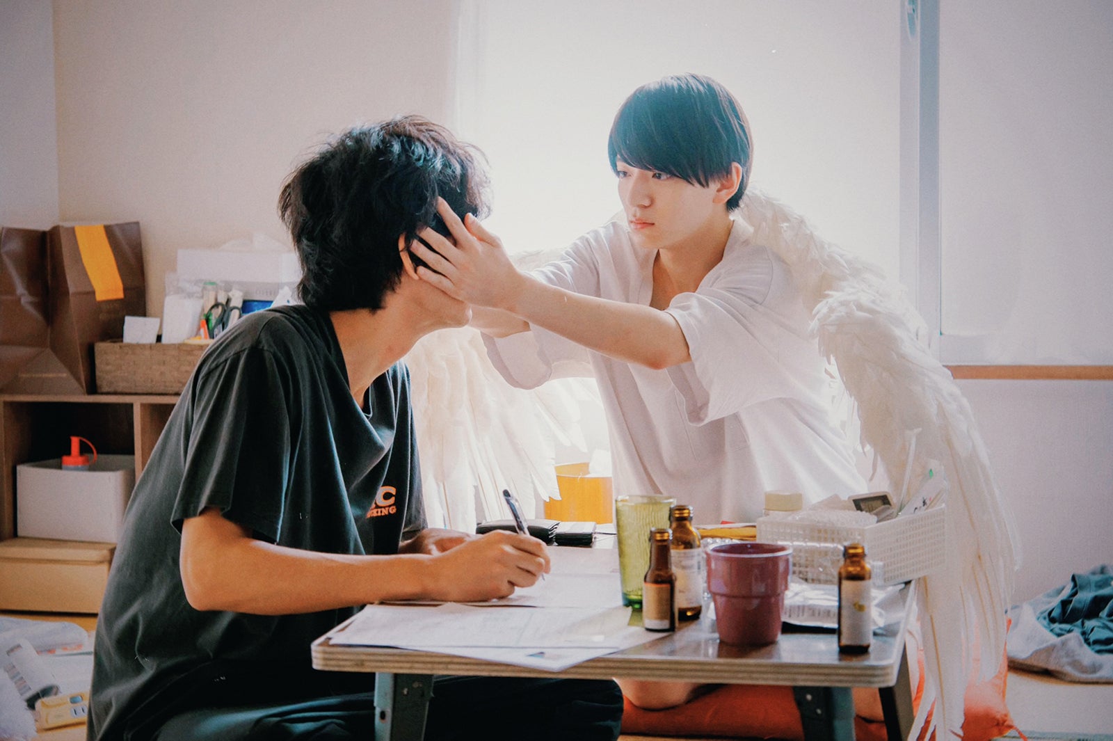 上杉柊平、Lil かんさい西村拓哉をバックハグ・切ない表情…「ワンルームエンジェル」新場面写真・エンディング主題歌版予告解禁