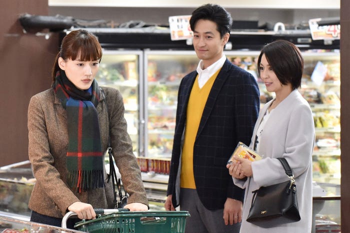 綾瀬はるか、酒竹財輝之助、井美紀/「奥様は、取り扱い注意」第6話より(画像提供:日本テレビ)