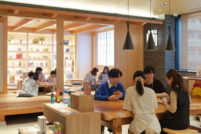 思い思いに過ごせる「遊べる縁側」（MIMARU大阪 難波STATION）