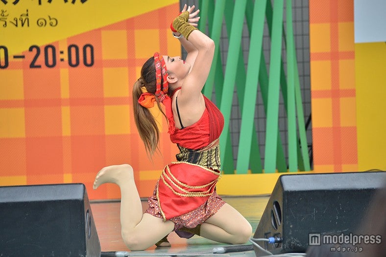 ステージ上ではタイ舞踊のパフォーマンス披露