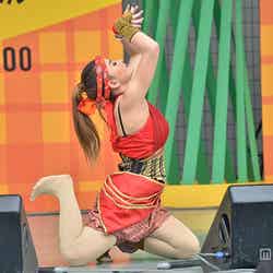 ステージ上ではタイ舞踊のパフォーマンス披露