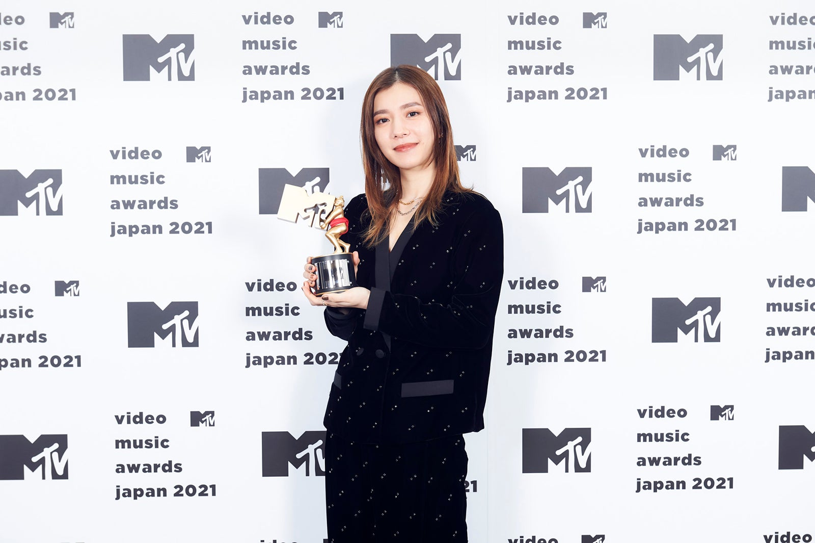 milet（撮影／渡邊玲奈：田中聖太郎写真事務所、衣装協力：EMPORIO ARMANI／MILAMORA）