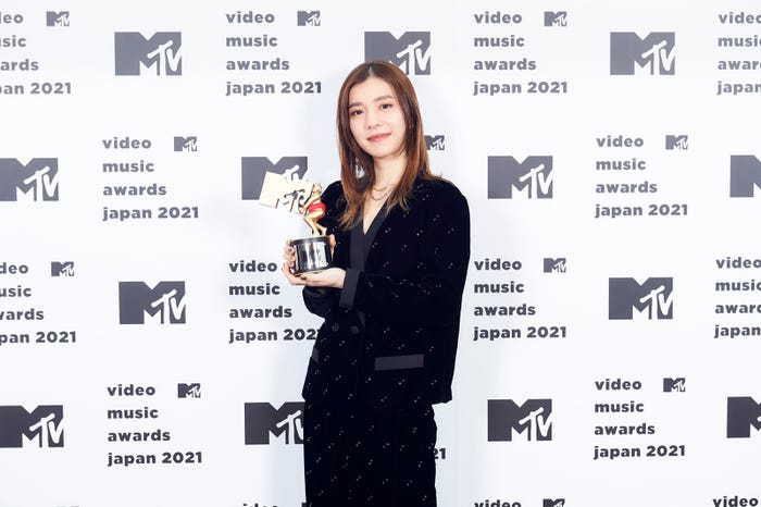 milet(撮影/渡邊玲奈:田中聖太郎写真事務所、衣装協力:EMPORIO ARMANI/MILAMORA)