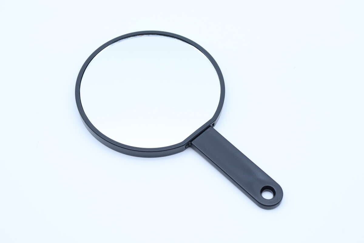 ダイソーの櫛付きハンドミラー（ラウンド）のビジュアル