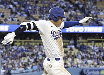 大谷翔平がヒヤリ 一塁から一気に本塁突入狙うも急ブレーキ 三塁ベースへ倒れ込みながら帰塁 両膝に手をつく場面も