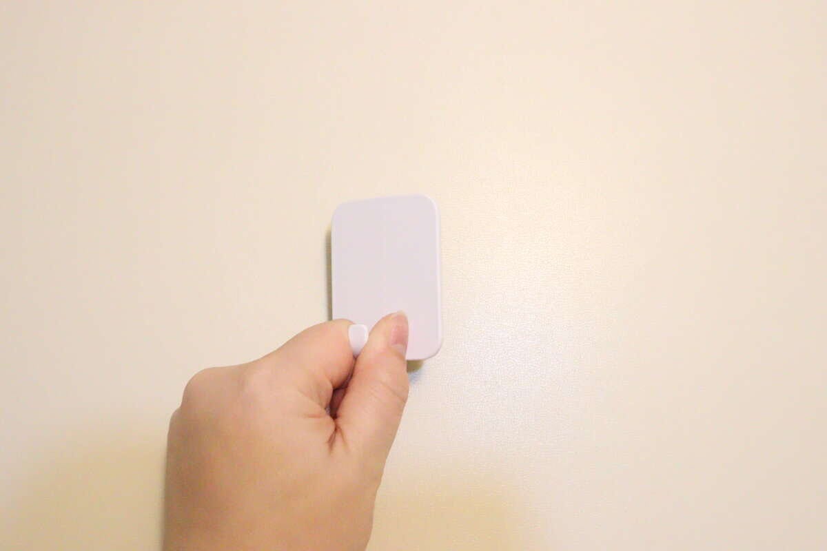 ダイソーのフック（バス用マグネット、1個）を貼り付ける