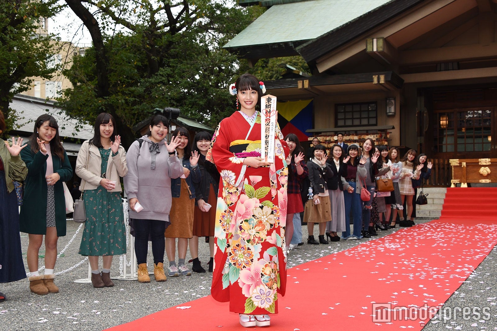 イベントに駆けつけたファンと広瀬すず （C）モデルプレス