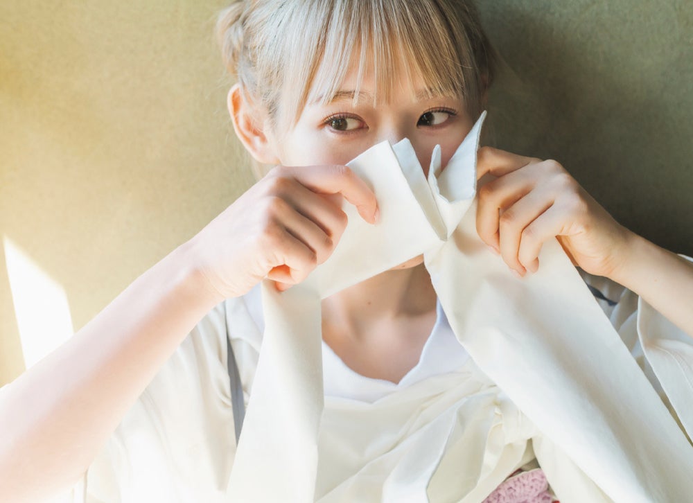 小池美波（新たに公開されたカット）／撮影：HIROKAZU、スタイリング：優哉、ヘアメイク：田村直子、デザイン：松本麻実（GROVENOR design.）（画像提供：講談社）