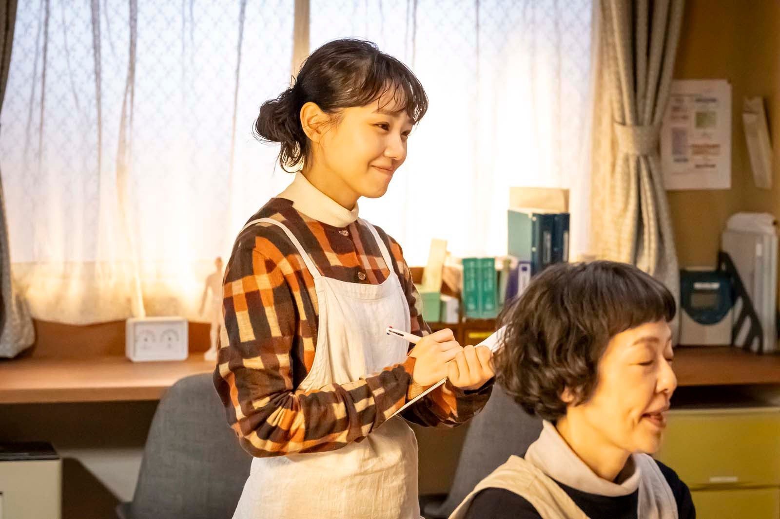 奈緒、小林聡美「春になったら」第5話より（C）カンテレ