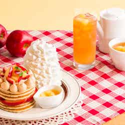 りんごと紅茶のパンケーキ税込1,650円／アップルダイスシナモンティー税込650円／画像提供：Eggs’n Things Japan