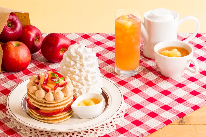 りんごと紅茶のパンケーキ税込1,650円／アップルダイスシナモンティー税込650円／画像提供：Eggs’n Things Japan
