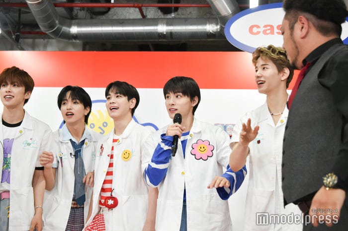 鬼越トマホークからダメ出しを突然くらい目を点にするJO1(C)モデルプレス