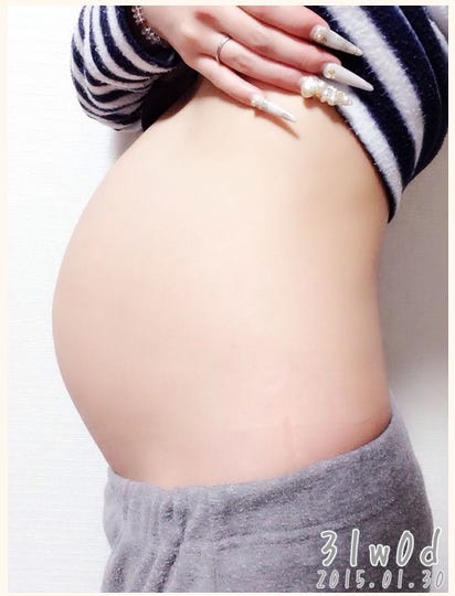 妊娠31週目のお腹を披露した堀鈴香/堀鈴香オフィシャルブログより(CROOZ)