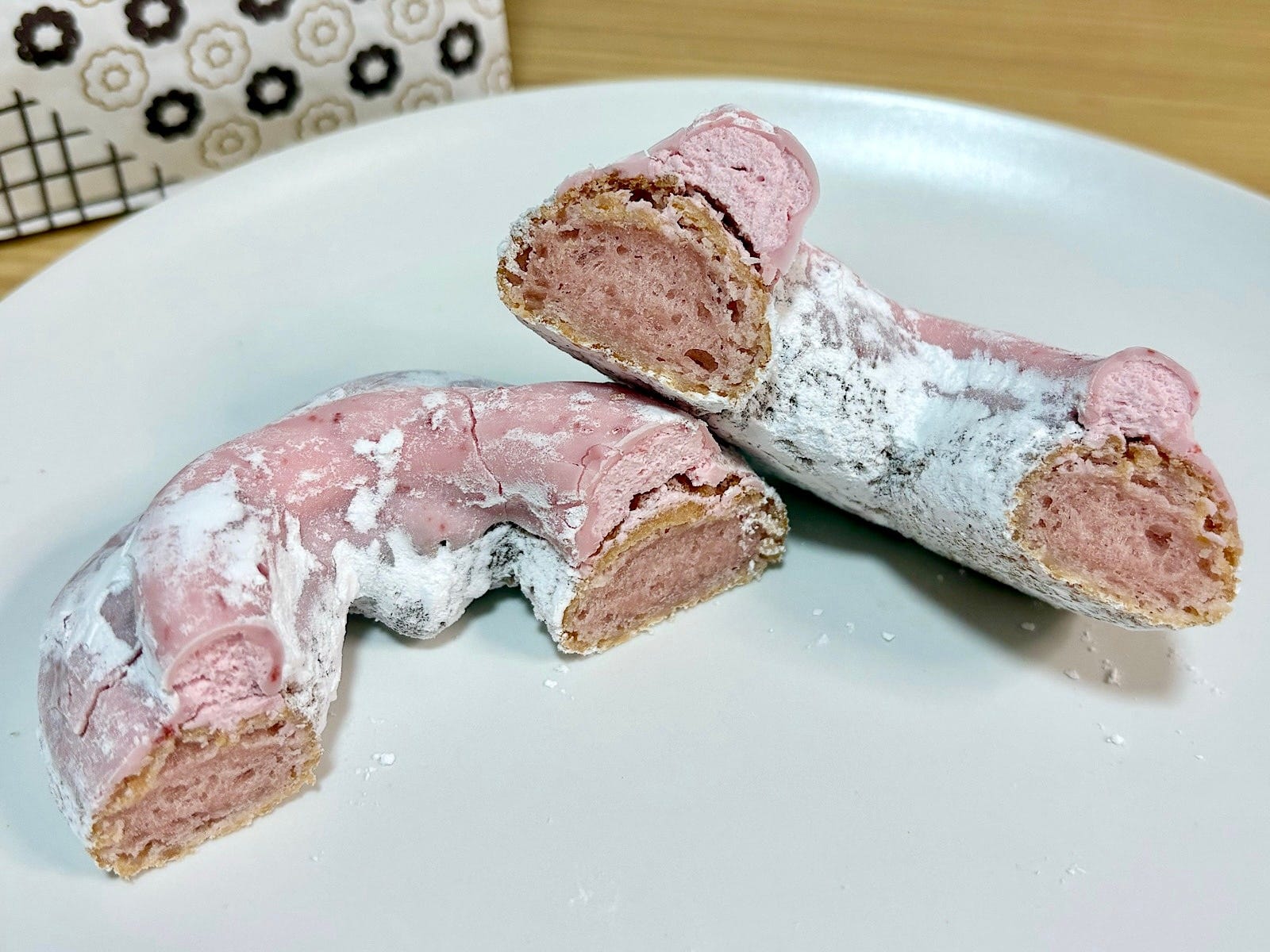 生地のもっちり感と、ふんわり広がるいちごホイップが相性抜群!