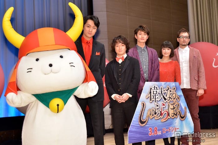 映画「偉大なる、しゅららぼん」の完成披露舞台挨拶の様子(左から)滋賀県彦根市のゆるキャラ・ひこにゃん、渡辺大、濱田岳、岡田将生、貫地谷しほり、水落豊監督
