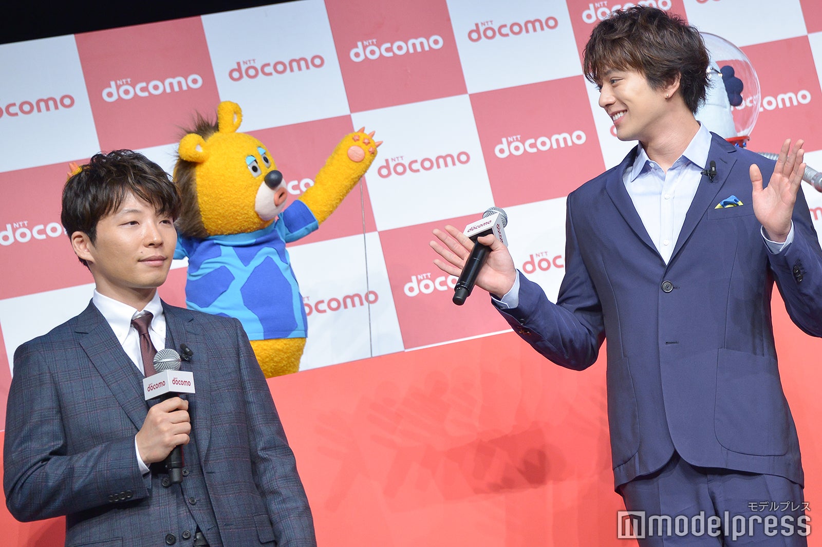 ドニマルと戯れる新田真剣佑 （C）モデルプレス