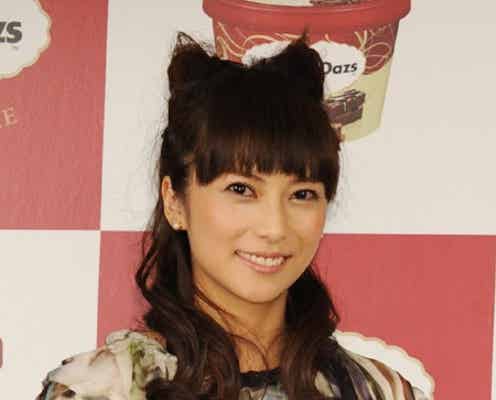 柴咲コウ、ミニワンピで美脚披露 特大アイスに大興奮