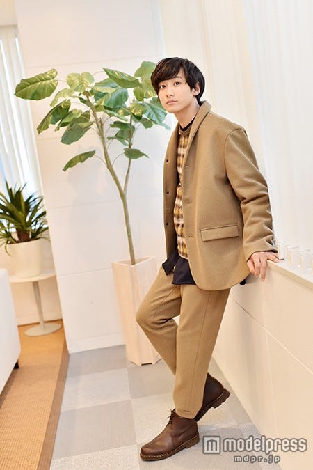 小関裕太(衣装クレジット/ジャケット、パンツ:roundabout トップス:DISCOVERED シャツ:The White Breafs)