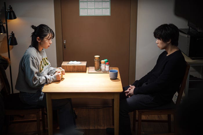 鳴海唯、北山宏光「君が獣になる前に」第1話より(C)テレビ東京