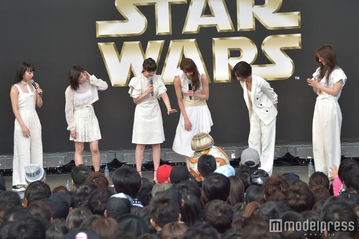 BB-8の登場に喜ぶFlower (C)モデルプレス